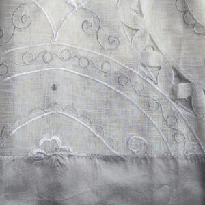 SOBREMANTEL - BORDADO - BEIGE (BANDA GRIS)